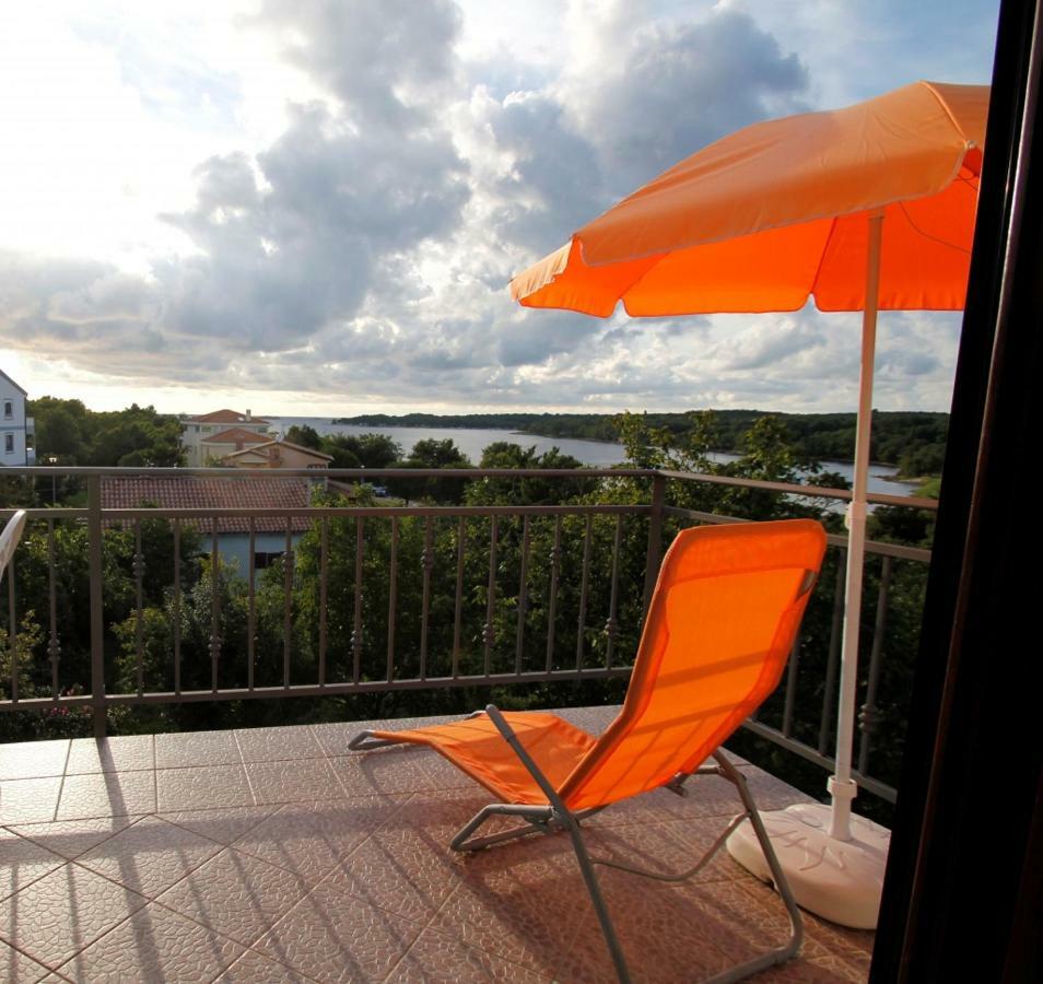 Apartment In Funtana With Seaview, Balcony, Air Condition, Wifi Exterior foto